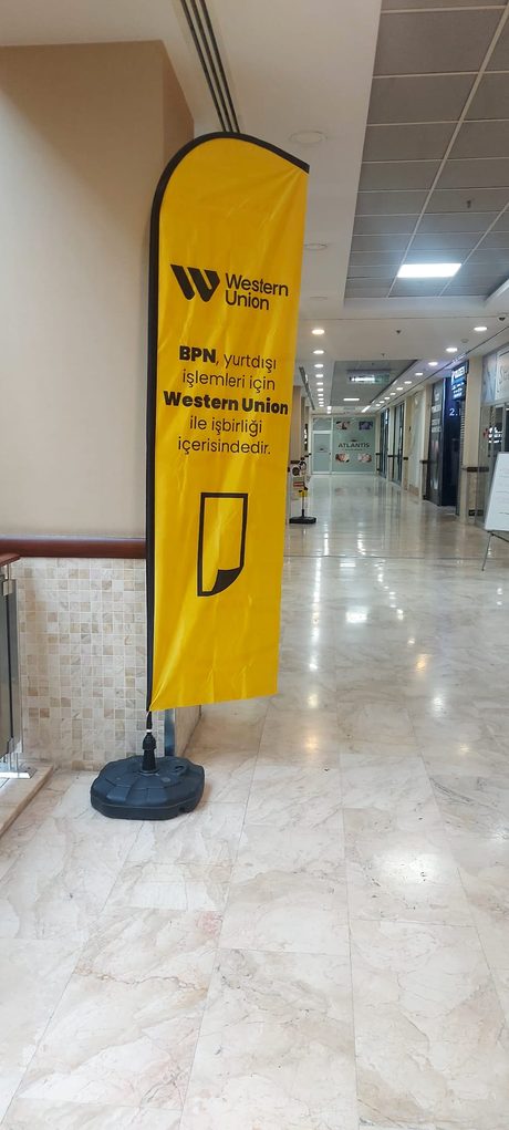 Atlantis AVM koridorunda Western Union bayrağı